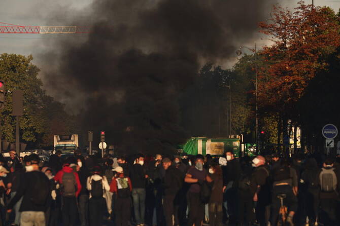 Paris Protests Surge as Block Everything Movement Spreads Paris Protests Surge as Block Everything Movement Spreads