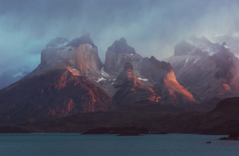 Trekkers Confront Deadly Blizzard on O Circuit