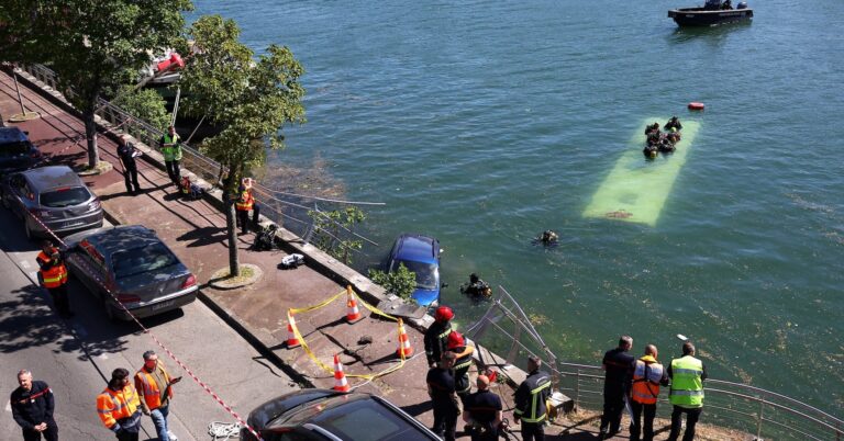 Paris Bus Seine Accident Four Rescued After Crash Paris Bus Seine Accident Four Rescued After Crash