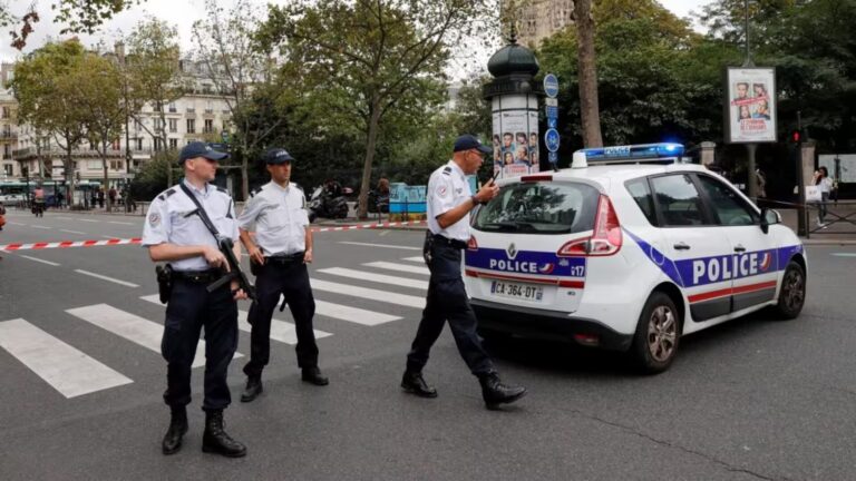 Toulouse police knife attack leaves two officers injured Toulouse police knife attack leaves two officers injured
