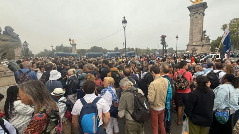 Paris Faces a Huge Crowd and Impact of it Paris Faces a Huge Crowd and Impact of it