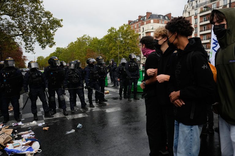 French Retailers Count the Cost of Street Unrest French Retailers Count the Cost of Street Unrest