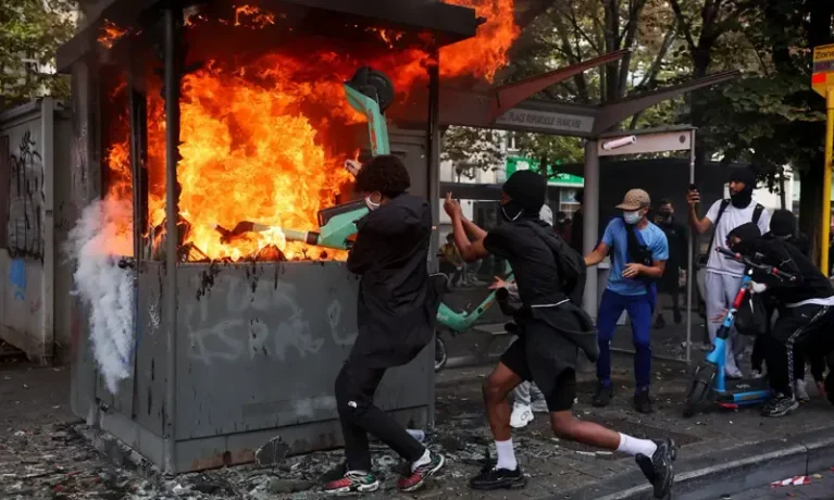 France Police Suspend Stun Grenades During Protest